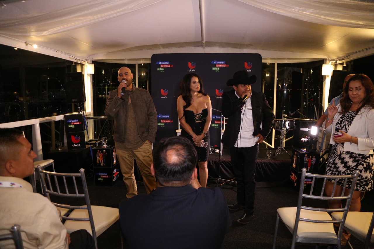 <b><a href="https://www.facebook.com/RaulElPelon/?fref=ts">Raúl 'El Pelón'</a></b>, 
<b><a href="https://www.facebook.com/carlamedranoo/?fref=ts">Carla Medrano </a></b>y 
<b><a href="https://www.facebook.com/andresmaldonadoelfeo/?fref=ts">El Feo</a></b> premiaron a sus oyentes con una noche inolvidable al lado de 
<b><a href="https://www.facebook.com/Calibre50Musica/?fref=ts">Calibre 50</a></b> en un bote privado.