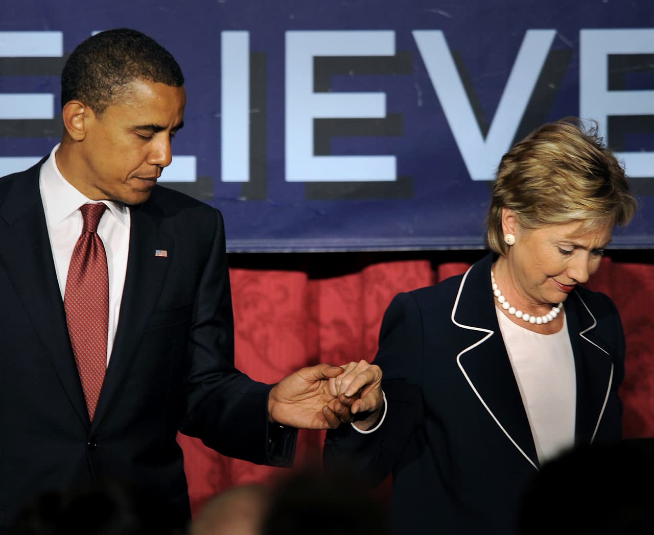 Ocho años atrás, Clinton y Obama dejaron su historia como rivales para empezar una nueva etapa como aliados que duraría los cuatro años que Clinton fue secretaria de Estado y más allá. En esta foto Obama y Clinton asisten a un evento de recaudación de fondos para el grupo Mujeres por Obama, en Nueva York, 10 de julio de 2008. Por varios meses después de las primarias, Clinton salió a hacer campaña por Obama por todo el país. Esta semana le llega el turno al presidente de hacerlo por ella. Foto por TIMOTHY A. CLARY/AFP/Getty Images.