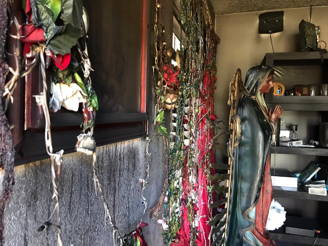 Conocidos de la familia están recaudando fondos por medio de GoFundMe para ayudar a la familia a levantarse de este golpe que los afectó en esta temporada navideña. 
<br>