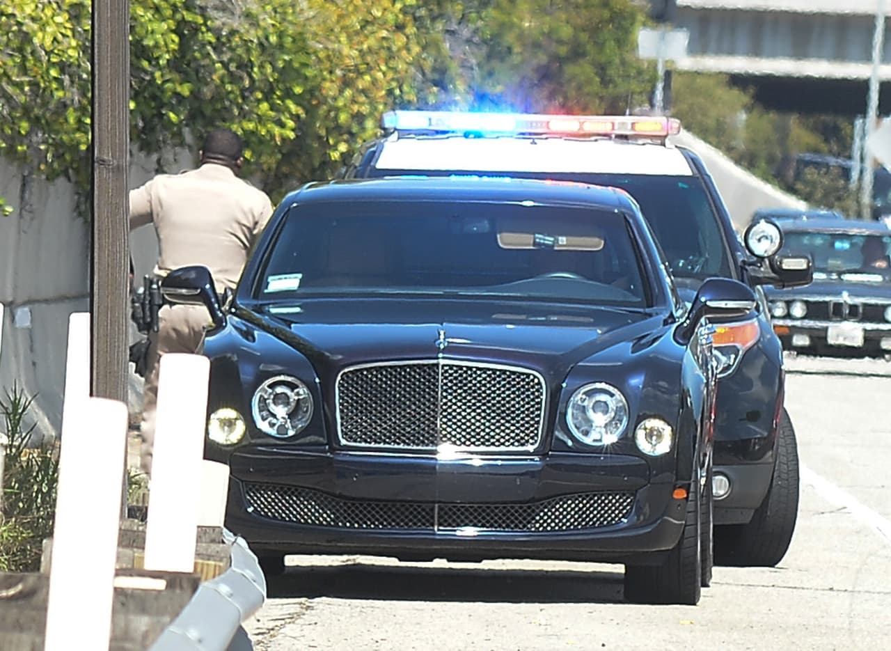 Tras el intercambio de palabras, el policía se alejó del vehículo que conducía el actor y se fue.