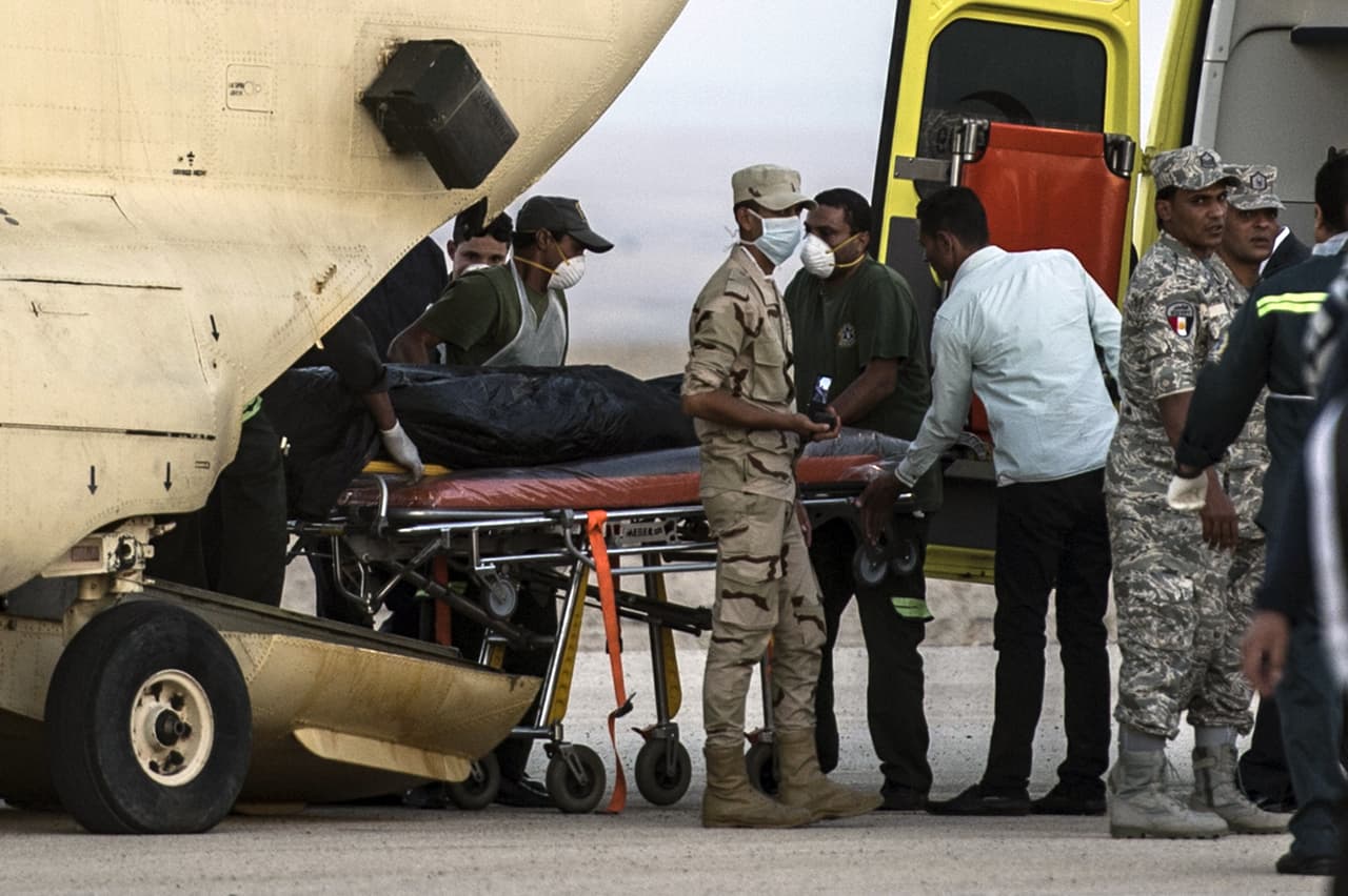 Rescatan cuerpos de las víctimas tras accidente