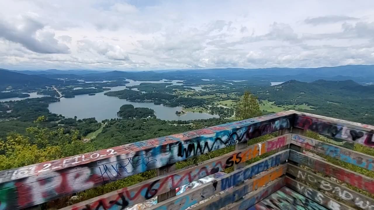 Tanto el mirador como las montañas están llenas de grafitis, algunos de los cuales tienen más de 50 años de antigüedad y fueron pintados por estudiantes de arte de una universidad local.