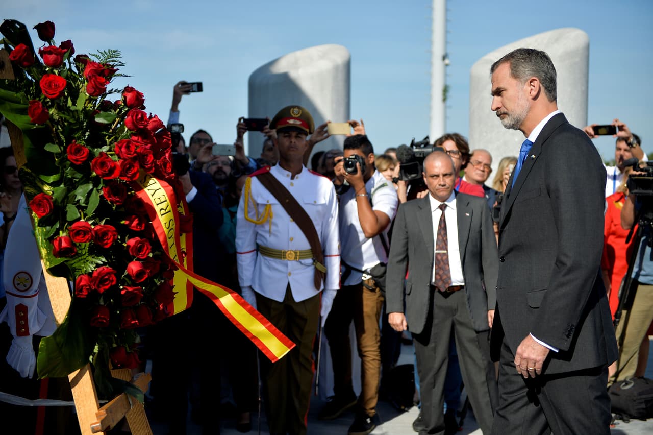 En la Plaza de la Revolución, colocaron una ofrenda floral ante el monumento a José Martí.