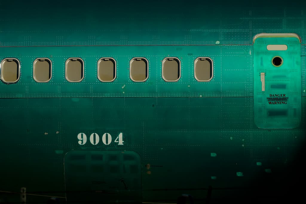 DHS firma contrato millonario para comprar su propia flota de aviones para deportar inmigrantes, según el Post