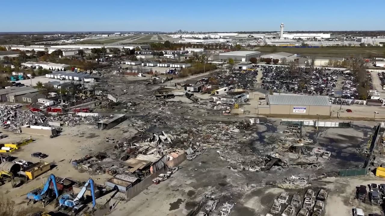 Imágenes aéreas revelan la magnitud de los daños en el lugar del accidente aéreo en Louisville
