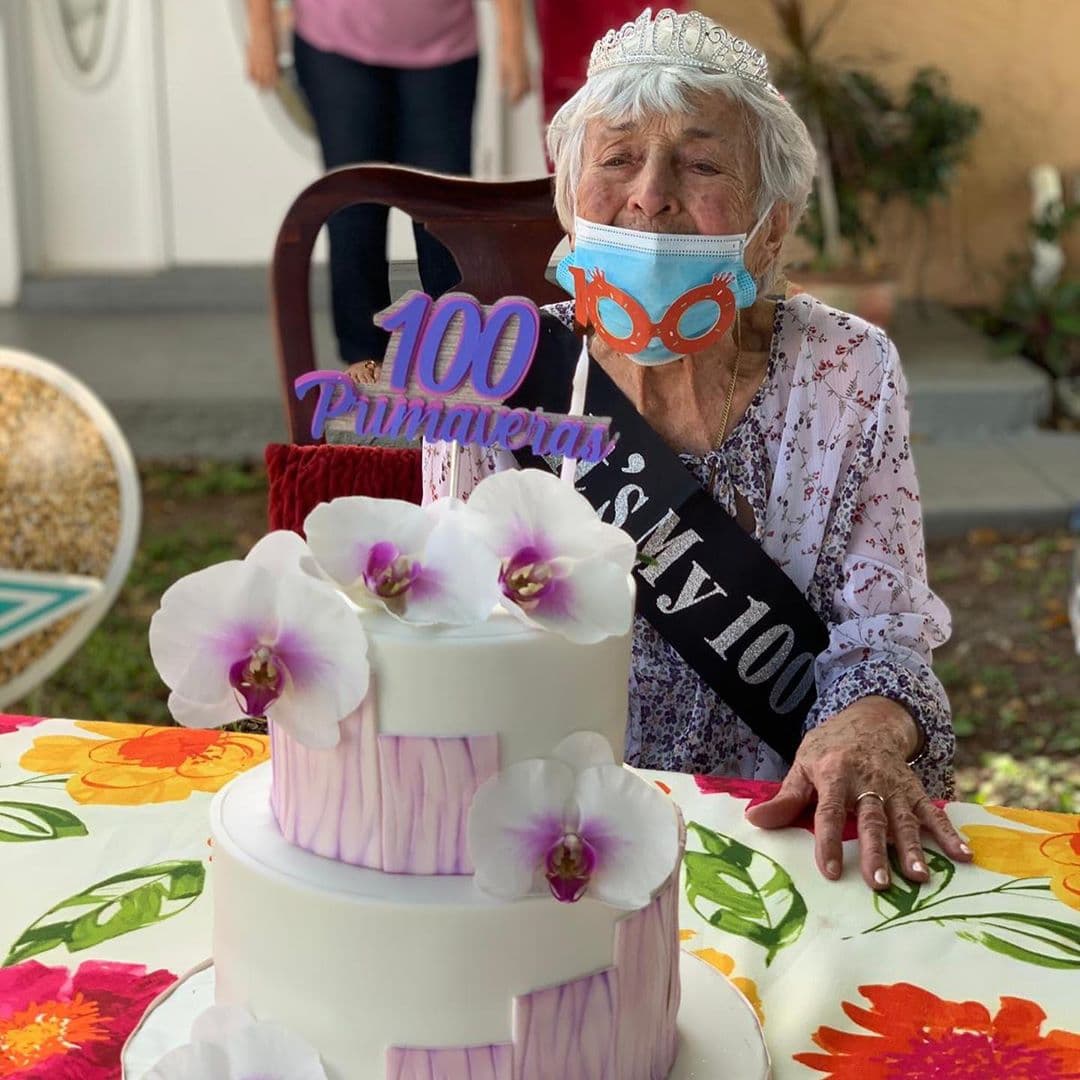 Por otro lado, doña Mercedes, 
<a href="https://www.univision.com/shows/despierta-america/sorprendimos-a-una-abuelita-que-cumple-100-anos-francisca-y-raul-llegaron-con-pastel-globos-y-sorpresas-video">'Meme'</a>, es nuestra fiel televidente, y la sorprendimos con este pastelito y mucho amor en su cumpleaños número 100, esperando cumpla muchos más.