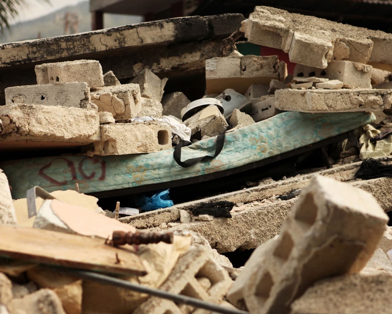 7. Al pasar un terremoto no olvides comunicarte con familiares, amigos y vecinos y apoyar en la reparación de daños y en la reconstrucción de la comunidad.