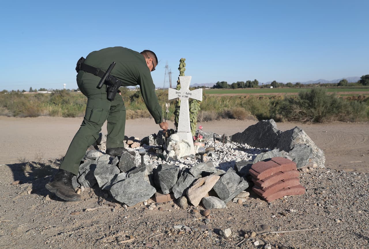 Cruces en diferentes lugares del desierto de Arizona cuentan la realidad de cientos de inmigrantes.