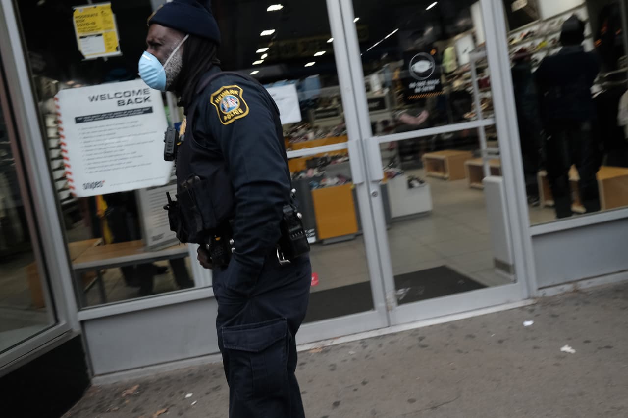 Una mujer que dijo que tenía covid-19 podría enfrentar 10 años de cárcel por toser cerca de policías