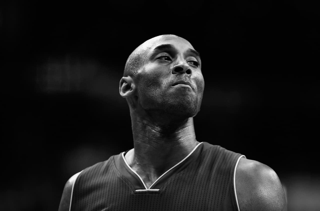 Kobe Bryant se retira de la NBA tras una carrera profesional de 20 años.