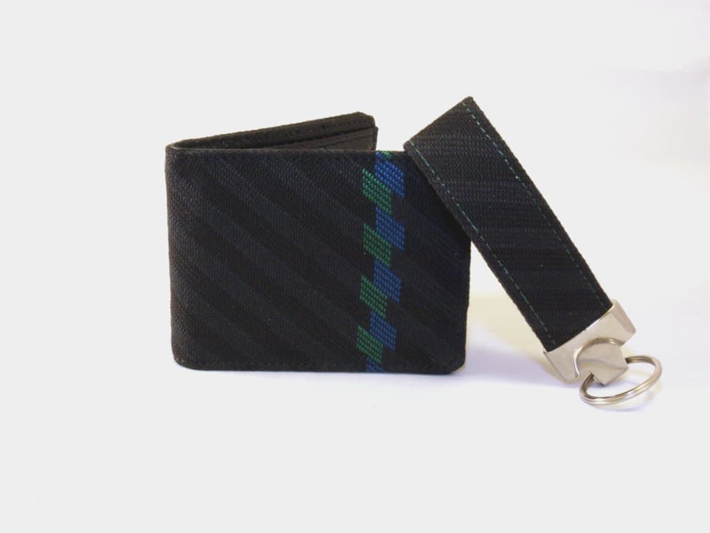 <b>Billeteras de WalletWerks ($15-$55)</b>
<br>
<br>WalletWerks diseña, fabrica y vende billeteras de cuero hechas a mano a partir de materiales que recubren los asientos de algunos de tus carros favoritos. Volkswagen Golf MKV GTI, Subaru STI y BMW E92 M3, entre otros. Una manera muy ‘cool’ de llevar un auto en el bolsillo. La compañía también ofrece paquetes en el que combina estas billeteras con llaveros fabricados del mismo material.
<br>
<br>
<b>Link:</b> 
<b><a href="https://www.walletwerks.com/">WalletWerks</a></b>