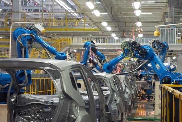 Localizado en Celaya, Guanajuato, la planta cuya inversión fue de $800 millones de dólares iniciará producción a menos de dos años del inicio de su construcción a principios de 2012, y empleará a 3,200 asociados con una capacidad anual de 200,000 vehículos y motores cuando está alcance la producción completa a finales de año. Además de su Honda Fit 2015, la planta comenzará la producción a finales de año de todas las nuevas compactas SUV. La apertura de la Planta en Celaya incrementa la capacidad anual de producción de automóviles en Norte América en un aproximado de 1.92 millones de unidades.