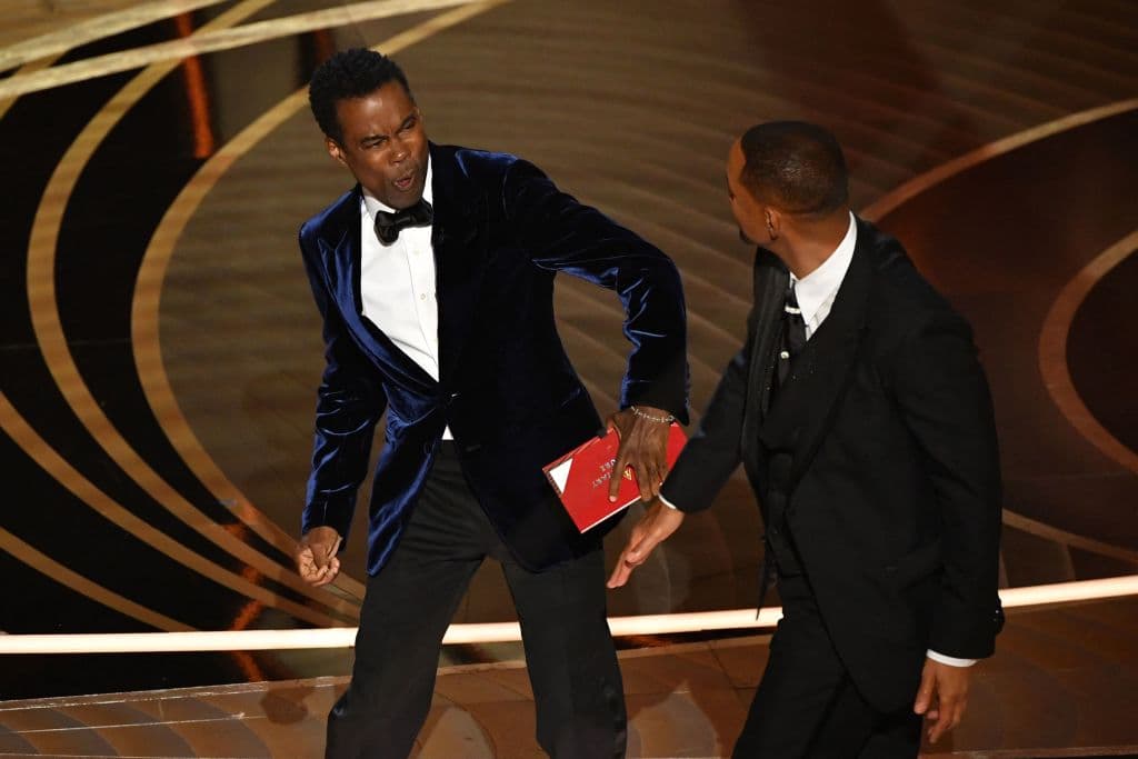 Will Smith golpea a Chris Rock.