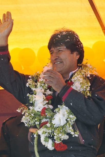 Morales firmó un contrato de financiamiento para la adquisición de equipos y maquinaria pesada, con el apoyo del Fondo Nacional de Desarrollo Rural, con el fin de impulsar la construcción de un aeropuerto, escuelas, mercados, intalaciones deportivas, entre otros.