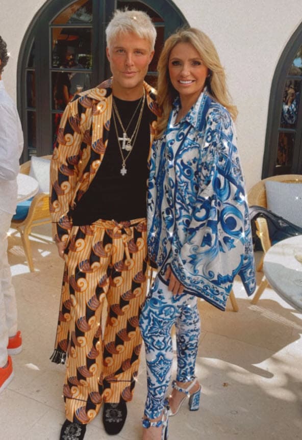 Ambas lucieron 
<a href="https://www.univision.com/entretenimiento/celebridades/los-vestidos-mas-costosos-de-angelica-rivera-durante-su-estancia-en-los-pinos-fotos">costosos atuendos</a>, el de 'La Gaviota' 
<b>sumaba más de 5,000 dólare</b>s. Aquí posa junto a Gui Siqueira, embajador de la marca y esposo de Domenico Dolce.