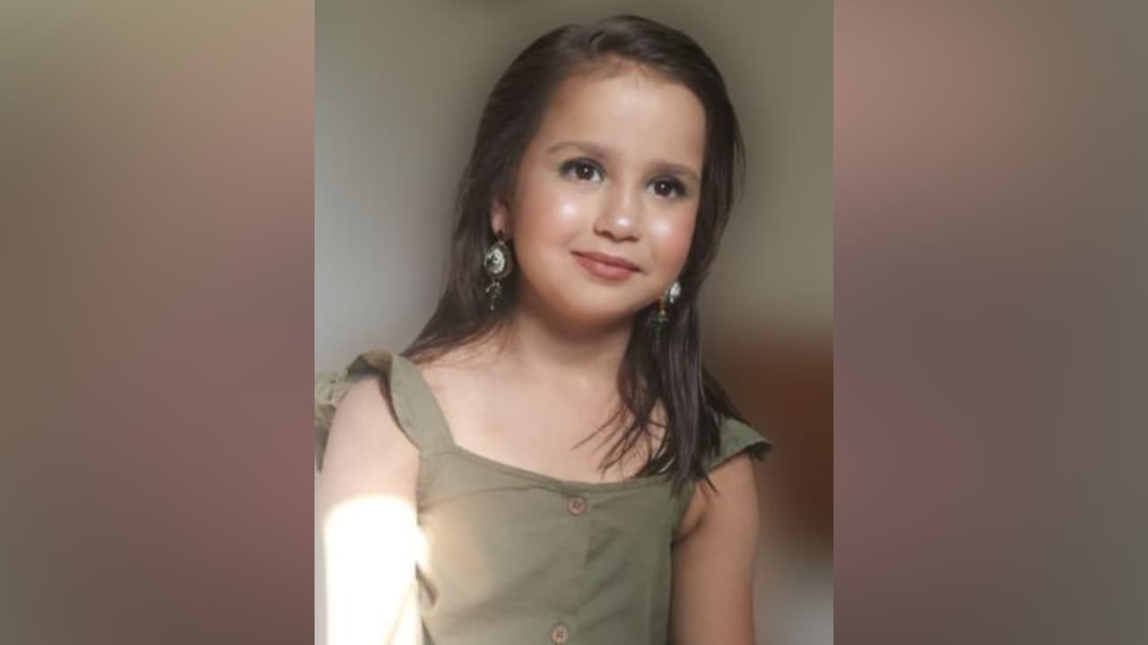 El cadáver de esta niña de 10 años fue abandonado "con el rostro irreconocible" por su familia dentro de la casa: ellos huyeron del país