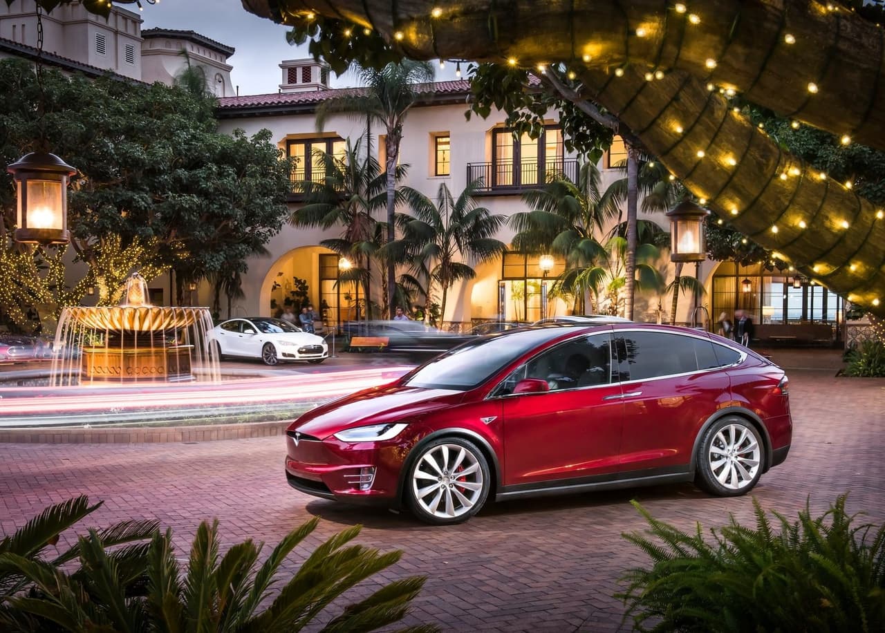 <h3 class="cms-H3-H3"><b>5. Tesla Model X</b></h3>
<br>
<br>
<b>Precio promedio con 1 año de uso:</b> $88,114
<br>
<b>Precio promedio con 3 años de uso:</b> $70,162