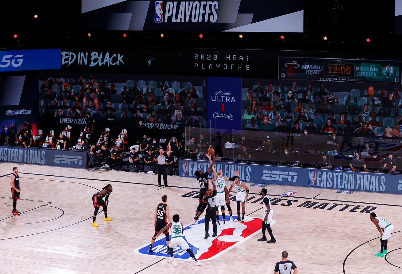 El equipo de baloncesto Miami Heat triunfó en la noche del domingo en el AdventHealth Arena, en Orlando.