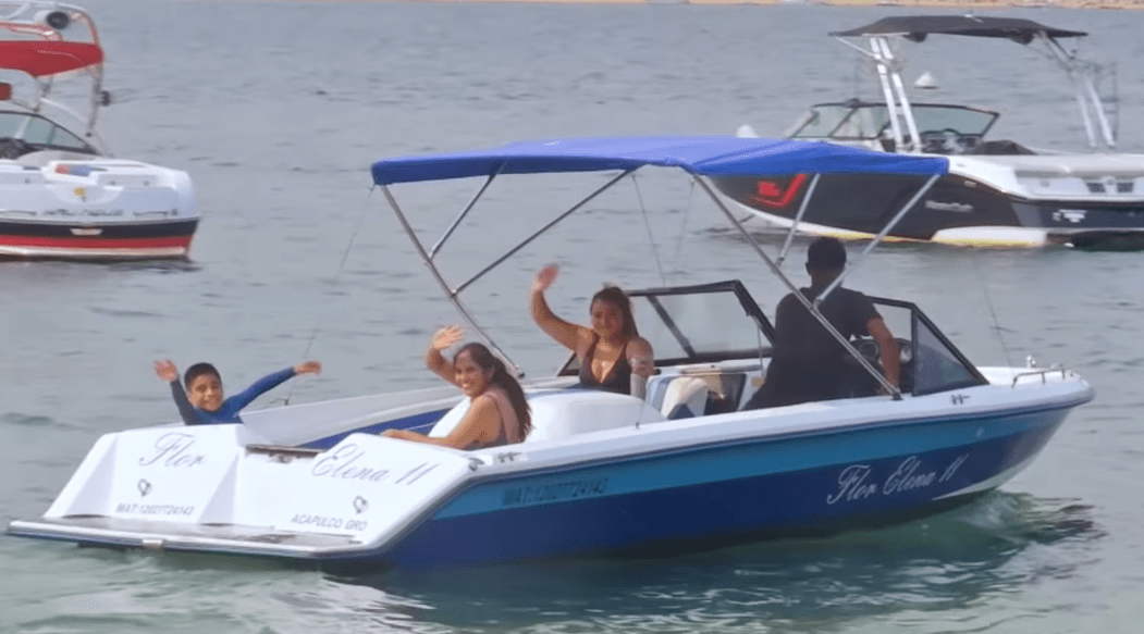 Como recordaremos, a Josué se le cumplió su sueño de irse de vacaciones. Viajó al puerto de Acapulco junto a su mamá y hermana.