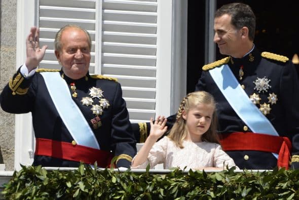 La princesa de Leonor acaba de ser nombrada princesa de Asturias y es la segunda en la línea de sucesión a la corona española.Actualmente estudia en un colegio muy cerca de sus padres, pero al igual que su padre el rey Felipe VI recibirá amplia formación militar y profesional.Sólo tiene ocho años, pero ella sabe su papel y demuestra su formación real en cada evento al que asiste. Toma clases de mandarín, ballet y practicar deporte.