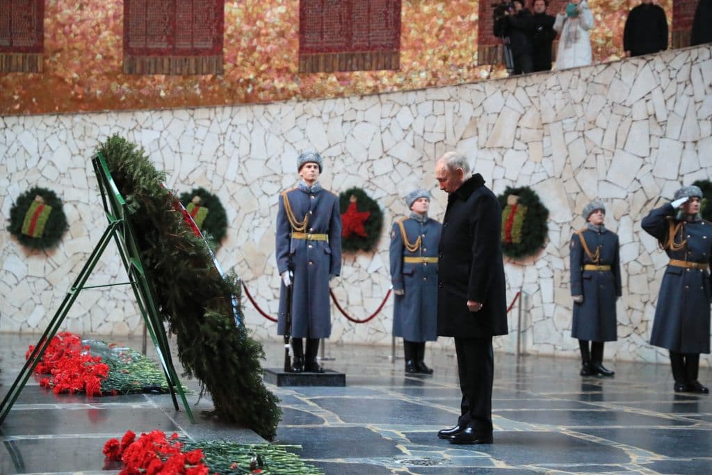 El presidente ruso, Vladimir Putin, coloca una ofrenda floral a la Llama Eterna en el Salón de la Gloria Militar en el complejo conmemorativo de la Segunda Guerra Mundial Mamayev Kurgan en Volgogrado el 2 de febrero de 2023.