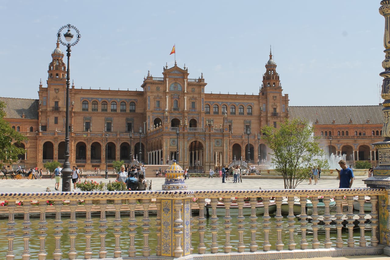La imponente vista de la Plaza España los dejó sin aliento e inclusive Clarissa comentó que fue uno de los lugares “más hermosos” que alguna vez haya visto.