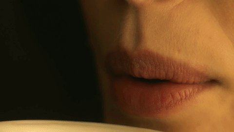 Una bella mujer entra a un café parisino y todo el personal queda de inmediato prendado con ella.