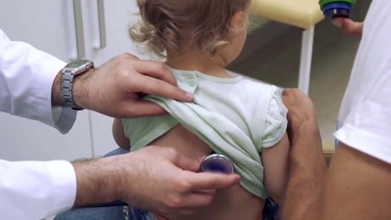 Pediatra pide mantener el esquema de vacunas en niños ante cambios del Gobierno