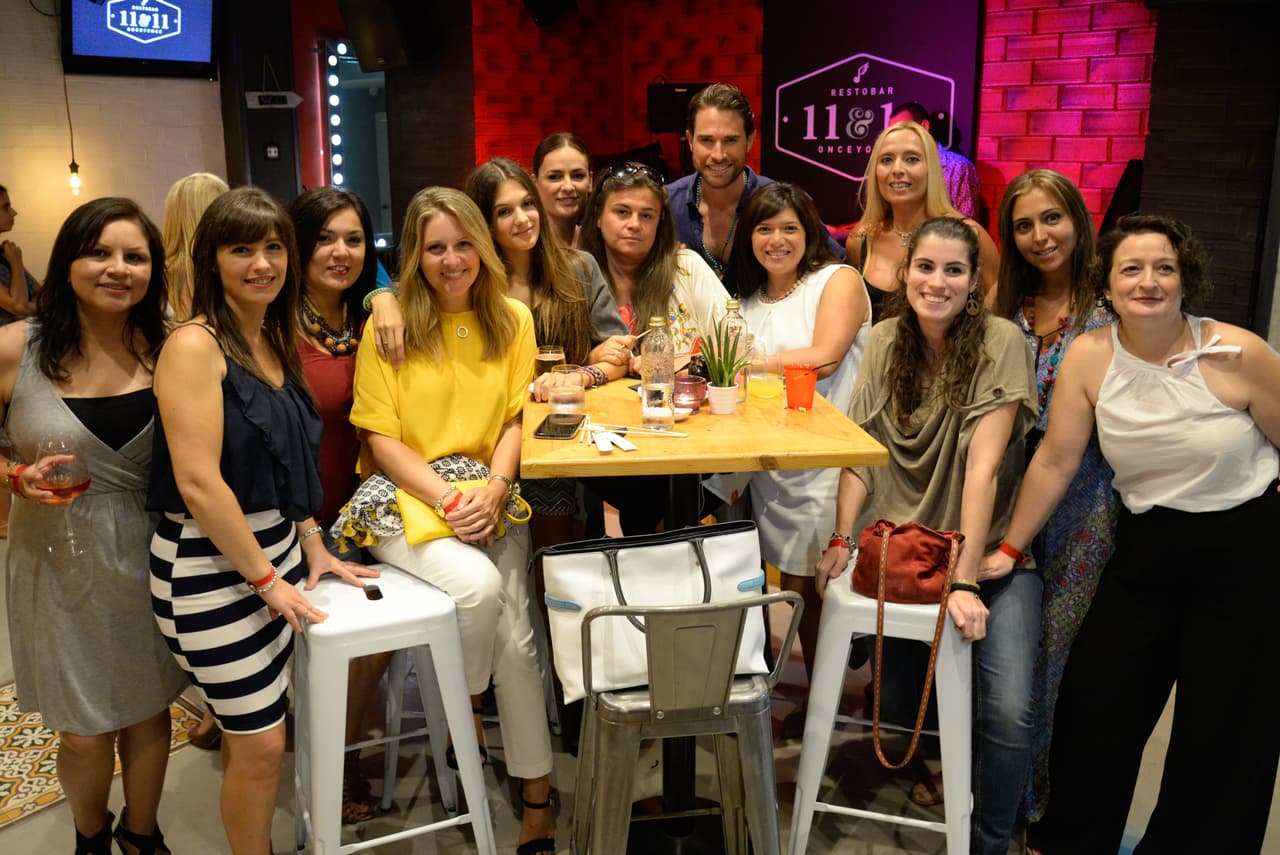 Posando con fans e invitados.