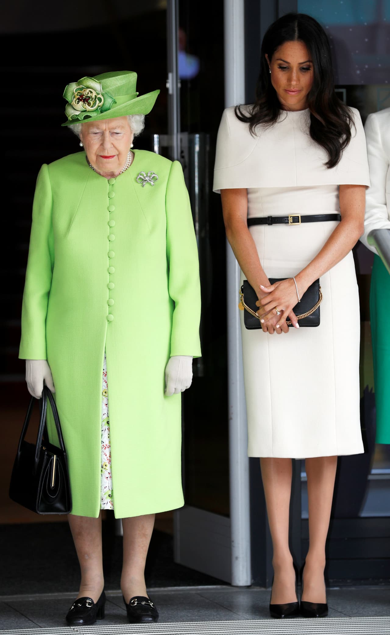 Para acompañar a la reina en su viaje en tren, Meghan usó otro bolso negro pequeño. Sí, también de Givenchy.
