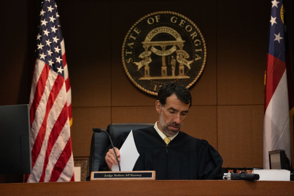 Por qué buscaría Trump llevar el caso de Georgia a una corte federal