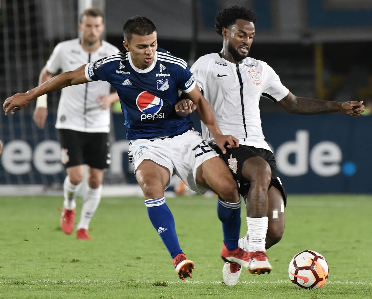 Millonarios tiene en el mediocampo a
<b>Jhon Duque, </b>uno de los mejores en su posición en el torneo colombiano. Su mayor fortaleza es el juego defensivo, la recuperación, pero también se destaca a la hora de sacar el equipo desde campo propio.
