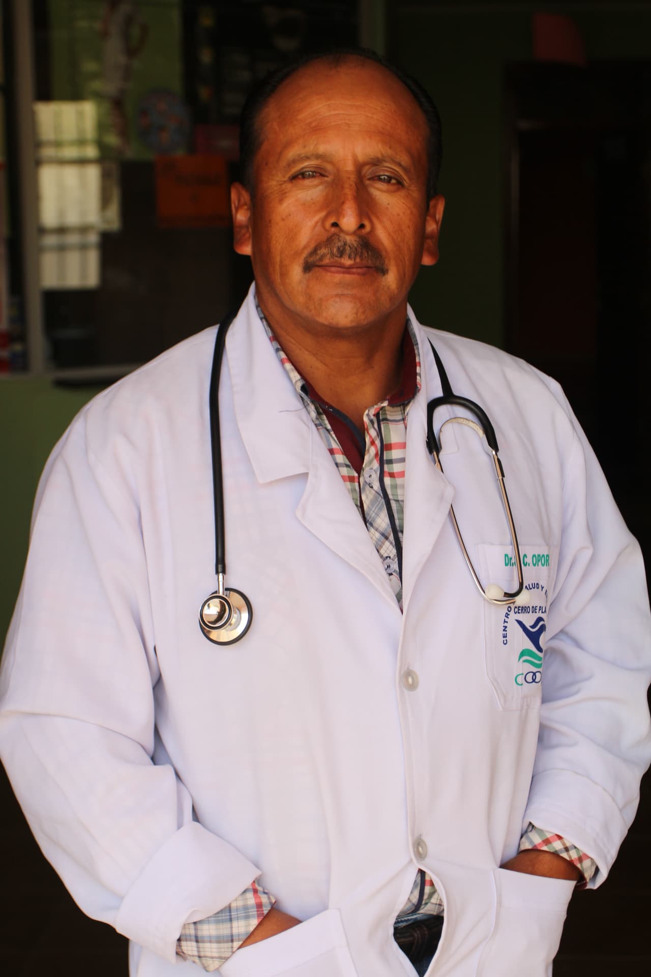 Juan Carlos Oporto lleva años recibiendo pacientes en un puesto de salud en las faldas del Cerro Rico.