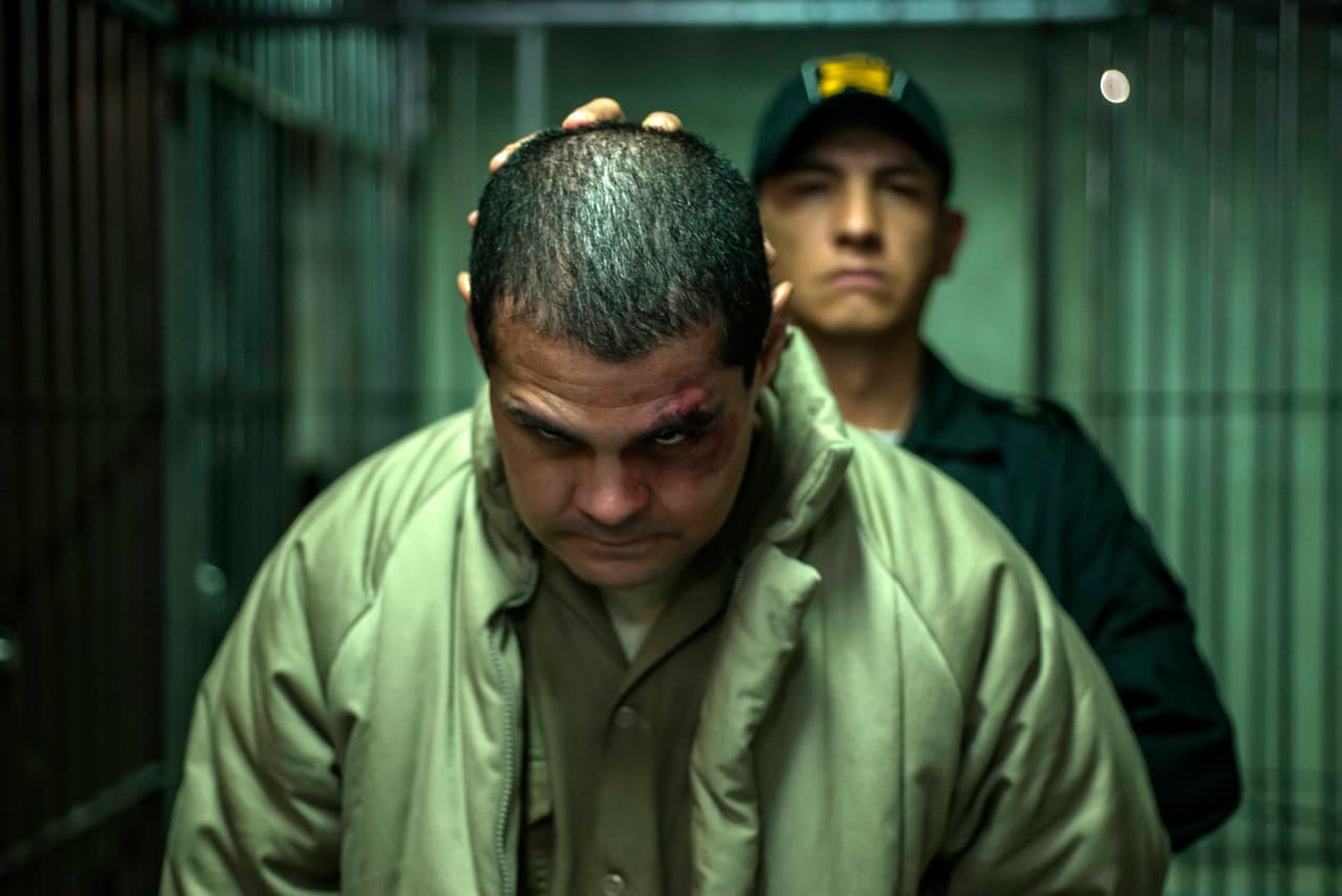 After some time, one of the custodians accepted the proposal and finally 'El Chapo' received a visit from his mother. But the truce didn’t last long due to the sleeping pills he shared with the inmates would finish his pact with the custodian, who ordered his transfer.