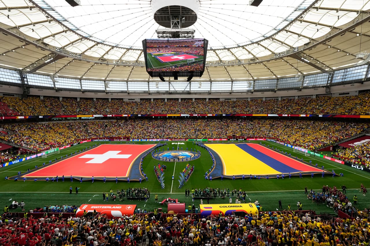 Las banderas de Suiza (a la izquierda) y de Colombia se exhiben antes de su partido de octavos de final de la Copa del Mundo en Vancouver, Columbia Británica, el martes 7 de julio de 2026.