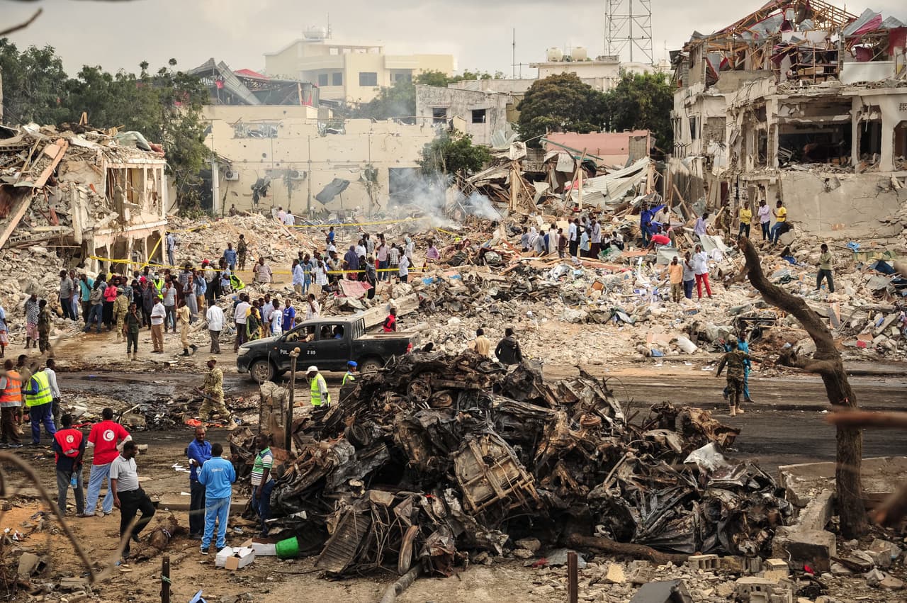 Somalia sufrió el domingo el peor atentado de su historia, cuando presuntos terroristas de Al Shabab detonaran camiones bomba contra un hotel y un mercado de la capital, Mogadiscio.