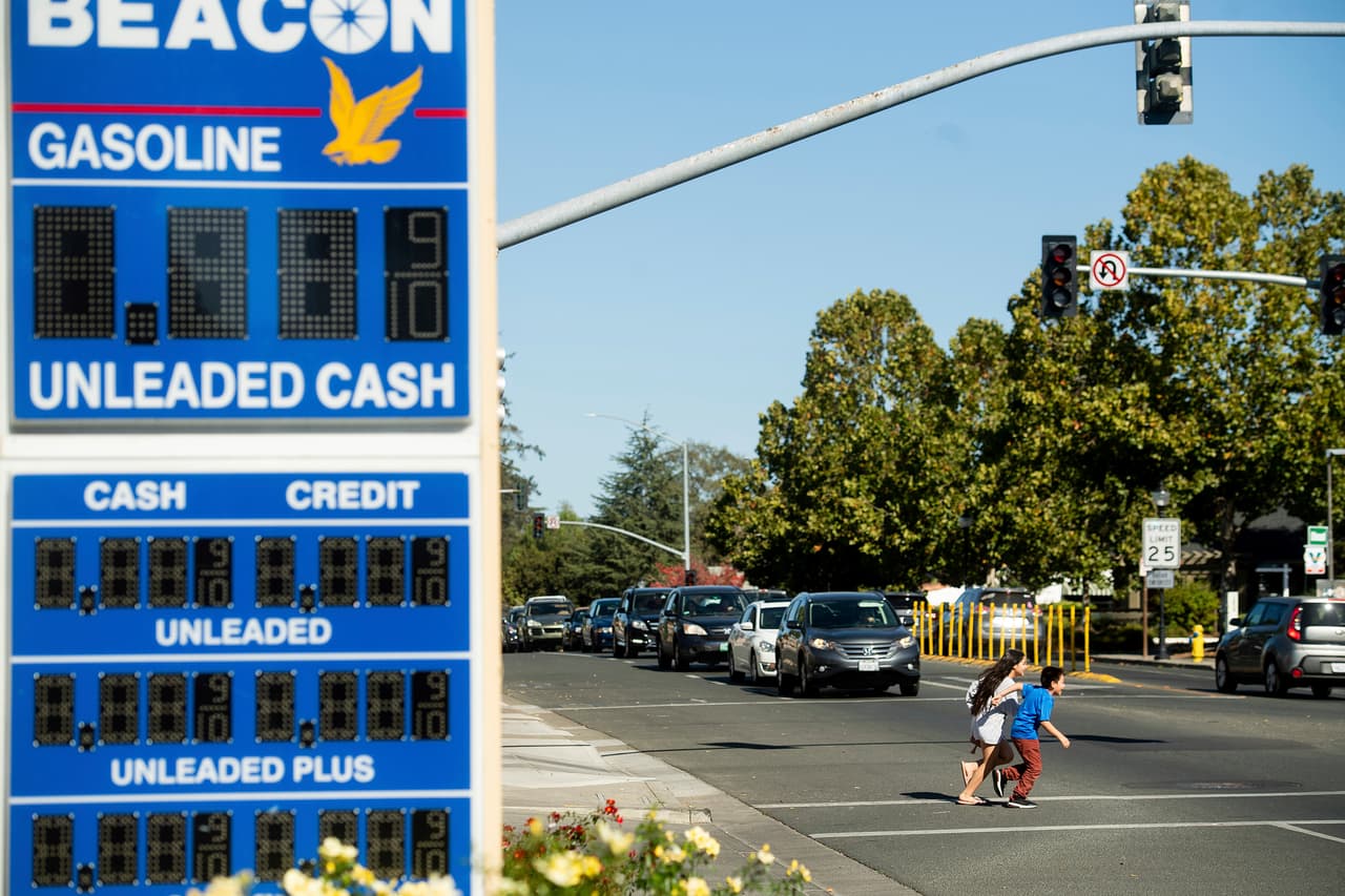 Las gasolinerías de varias ciudades del Área de la Bahía reportaron largas filas este miércoles ante la urgencia de los residentes de llenar sus tanques. Las autoridades advirtieron que las bombas de gasolina podrían dejar de funcionar con los apagones.