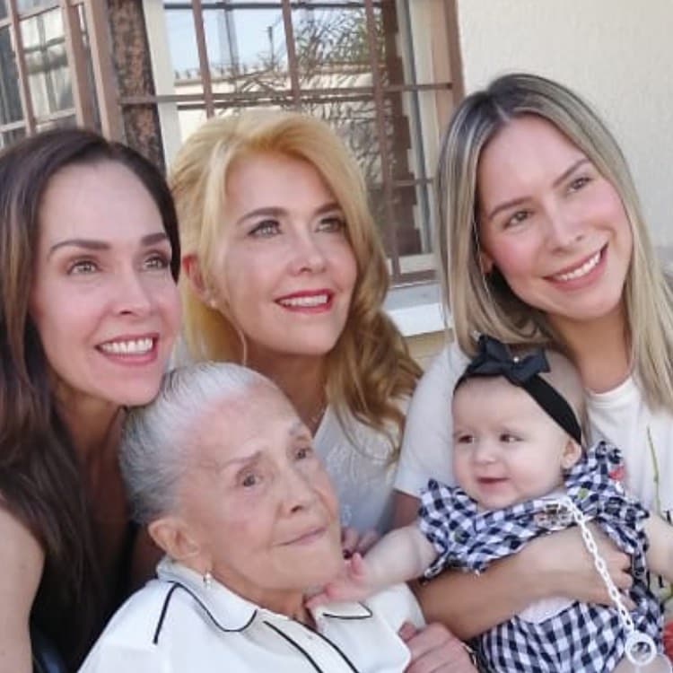 El pasado 12 de junio, Sharis compartió esta imagen donde al pie de la misma se lee: "Regalos de Dios. Cinco generaciones. Al ver a Alessia cómo le hace cariños a su tatarabuela, la sonrisa de ella, sus miradas , nuestras caras de felicidad; es cuando me pregunto, ¿qué más quieres? Gracias por darme tanto y todo. Soy feliz, agradecida y estoy en paz".