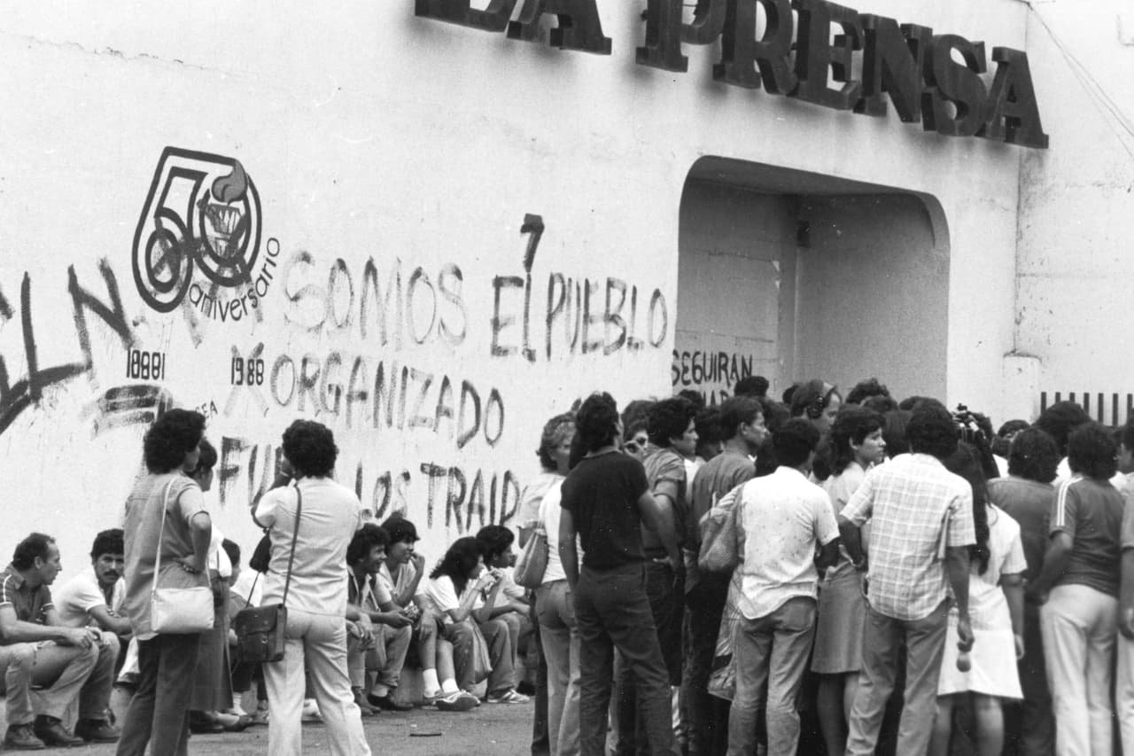 Simpatizantes sandinistas atacan la bandera de La Prensa, el 14 de febrero de 1981.