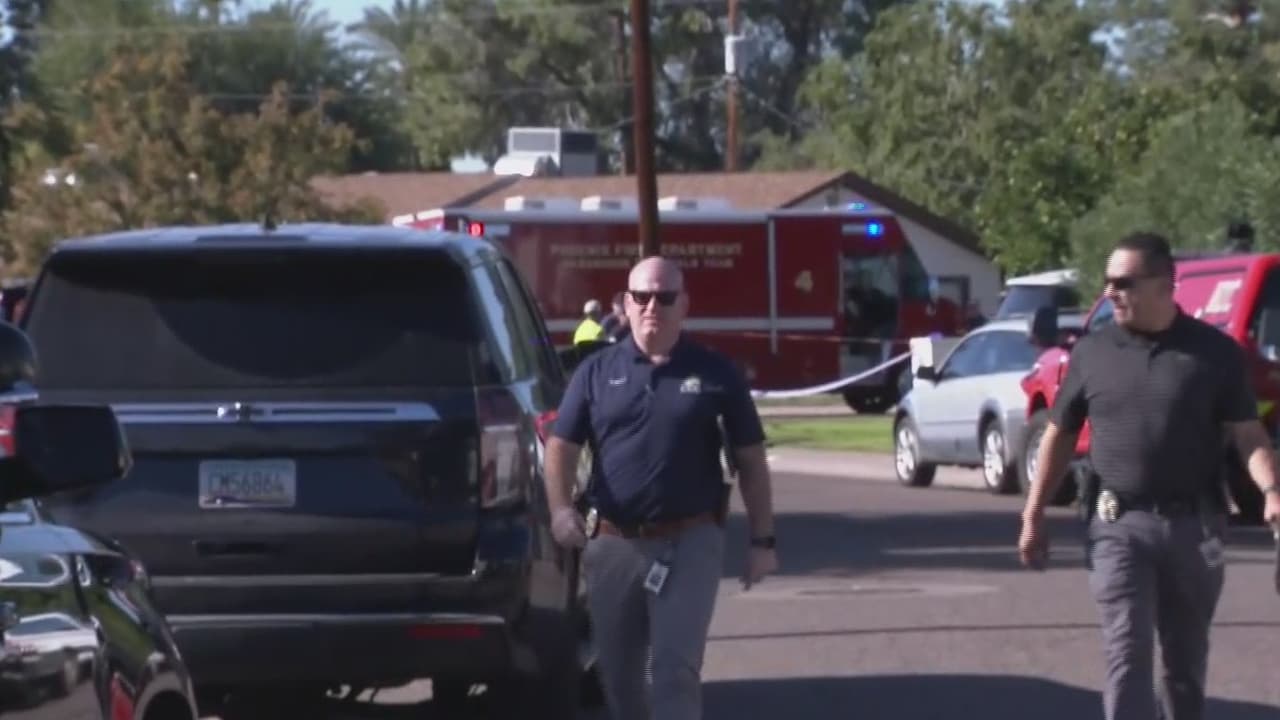 Bomberos y agentes de la Policía de Phoenix atendieron este miércoles una llamada por materiales peligrosos en la Avenida 9 y Agusta. Las autoridades detallaron que varias personas murieron en una vivienda, pero desconocen la causa del incidente.