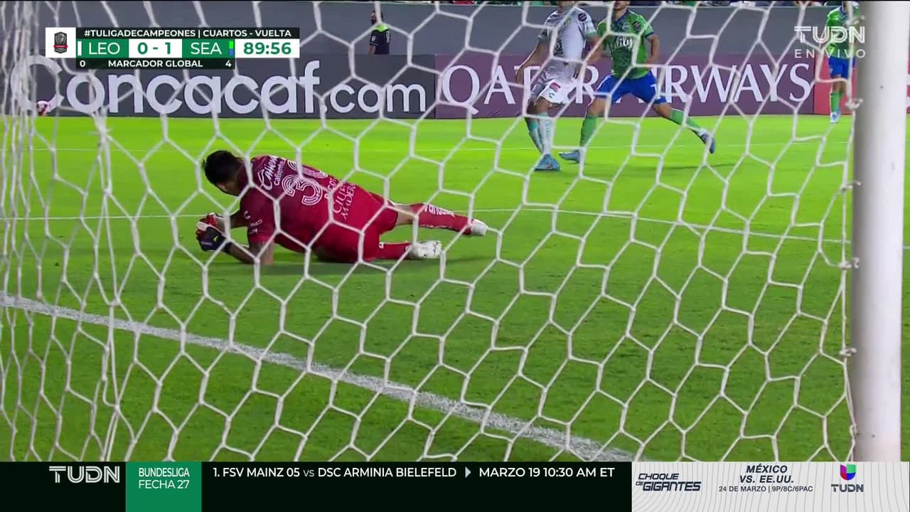 ¡TIRO ATAJADO! disparo por Cristian Roldán.