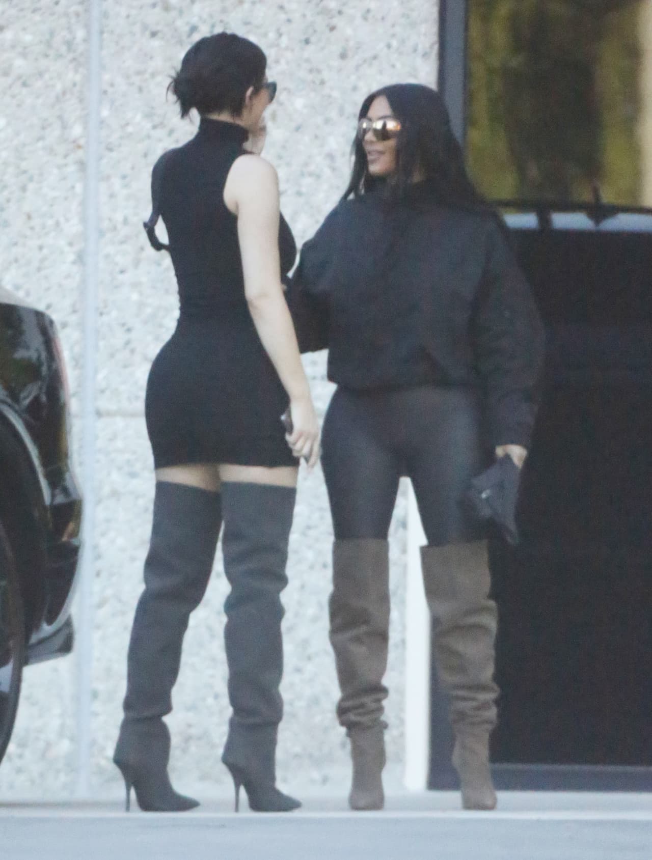 ¿Quién mejor que ellas? Después de todo, gracias a su influencia, Kim Kardashian llegó a la
<b><a href="https://www.univision.com/entretenimiento/kim-boss-kardashian-o-como-la-influencer-demostro-su-poder-en-la-casa-blanca">Casa Blanca</a></b> y Kylie Jenner es la
<b><a href="https://www.univision.com/entretenimiento/kylie-jenner-ya-es-la-famosa-mas-rentable-en-las-redes-sociales-sorry-kim-fotos">reina de las redes sociales</a></b>.