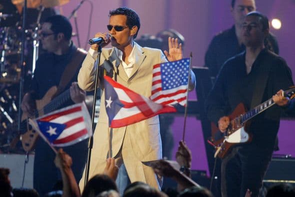 Uno de sus temas más exitosos es 'I Knew To Know', 'Dímelo'.