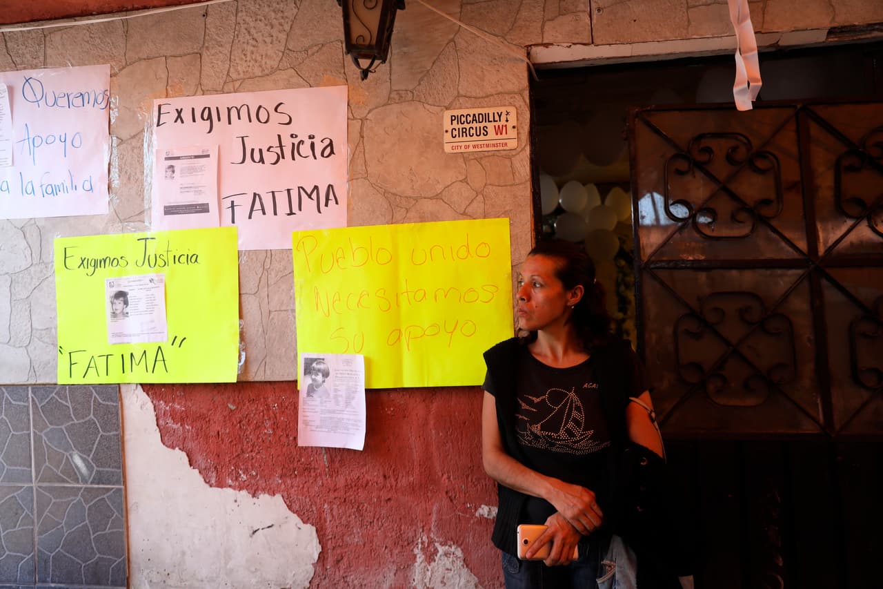 Habitantes de la comunidad de Tulyehualco tienden un cordón de apoyo a los familiares de la niña Fátima. La Fiscalía General de Justicia (FGJ) de la Ciudad de México ofreció este lunes una recompensa de 107,700 dólares (2 millones de pesos) para encontrar al asesino de Fátima Cecilia.