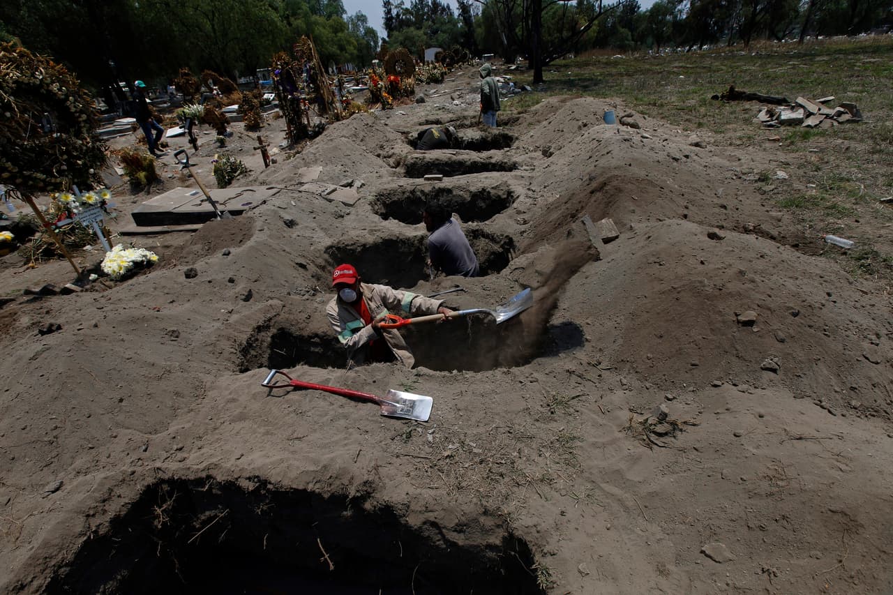 Melvin Sanaurio, empleado del cementerio San Lorenzo Tezonco, cava una nueva tumba, un proceso que dura aproximadamente una hora. Los trabajadores de este camposanto dijeron a la agencia AP que han enterrado más cuerpos en las últimas semanas que lo que jamás habían visto antes, a consecuencia de la pandemia. 
<br>