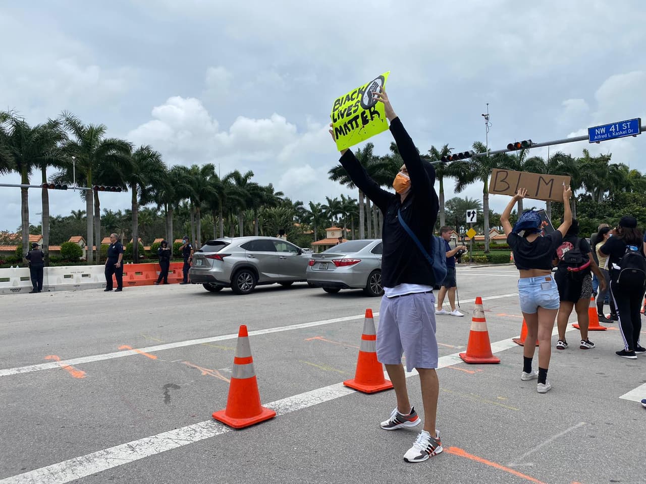 Las personas cantaron sus consignas y recibieron en algunos casos el apoyo de los carros que pasaban, siempre de forma pacífica.