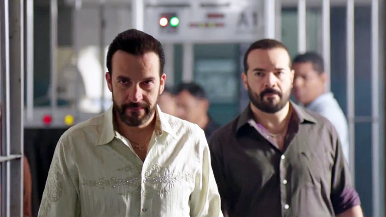 Los hermanos
<b>Bernal Leyda</b> son quienes entregan personalmente el dinero para la cadena de corrupción y sobornos que
<b><a href="http://www.univision.com/series/el-chapo/marco-de-la-o-es-joaquin-el-chapo-guzman-en-el-chapo" target="_blank">'El Chapo'</a></b> paga en Puente Grande.