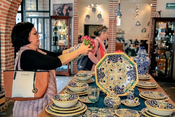 La Unesco explicó que en su mayoría, los depositarios de los conocimientos relativos a esta fabricación artesanal son maestros alfareros y ceramistas que han adquirido sus competencias con el correr del tiempo.