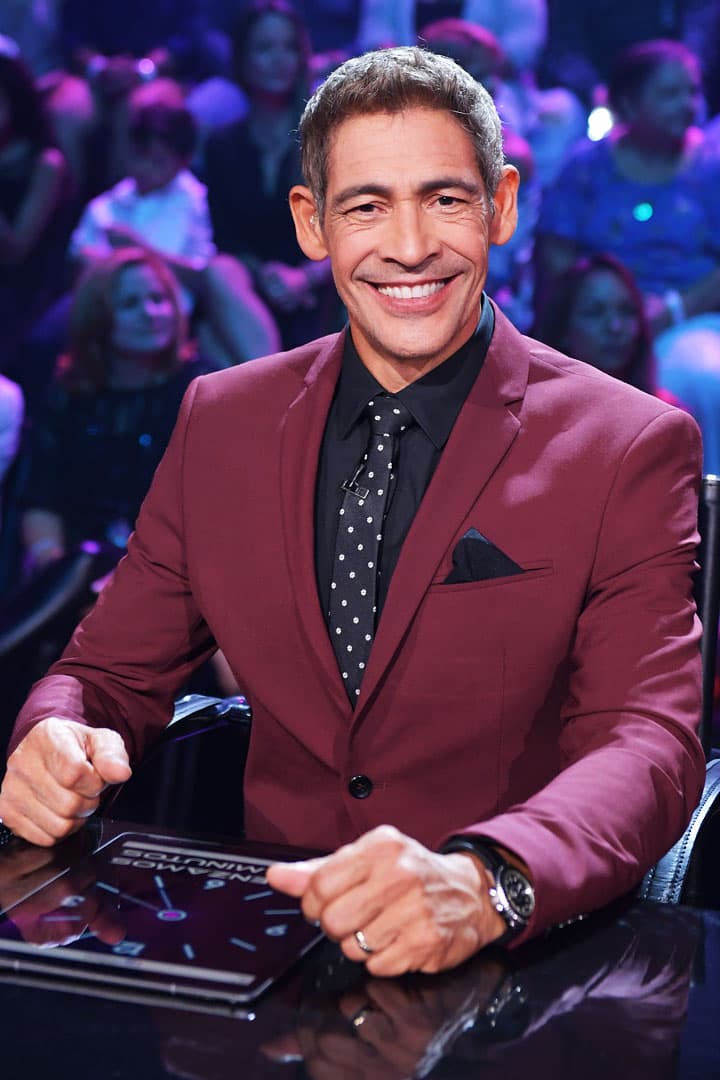 El conductor Johnny Lozada mostró un traje en color uva con una camisa y corbata negras. Eso sí, para que pudiera destacar, la corbata tenía lunares blancos.