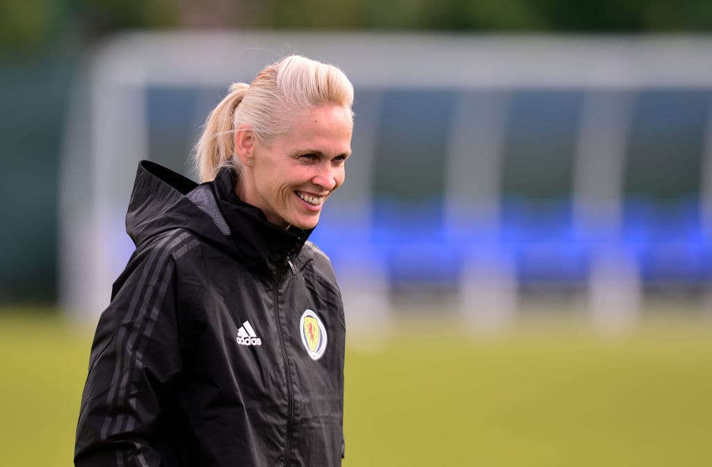 La Selección femenil de Escocia cerró su preparación para participar en su primera aventura en una Copa Mundial Femenina cuando el domingo próximo hagan su presentación en una competencia de esta envergadura ante, ni más ni menos que, Inglaterra, una nación con una gran rivalidad en el campo de fútbol sin importar la rama o la categoría. En medio de la última práctica antes de viajar a Francia algunas jugadoras participaron en una interesante sesión fotográfica.